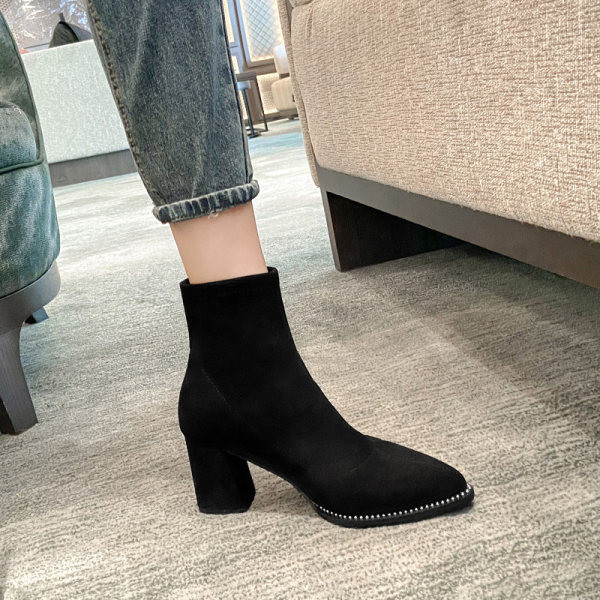 Modern női csizma eco velúrból, vastag sarkú