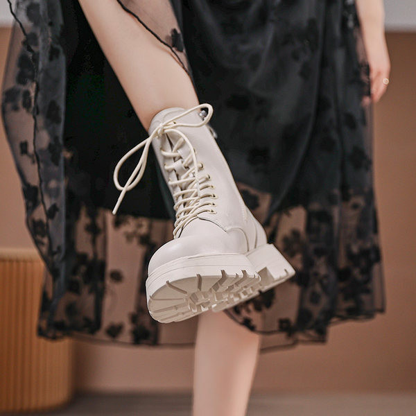 Női bőrcsizma fűzővel - két színben