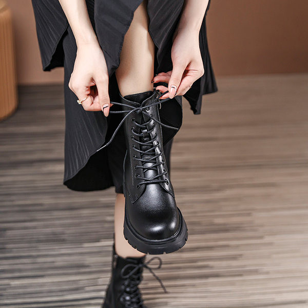 Női bőrcsizma fűzővel - két színben