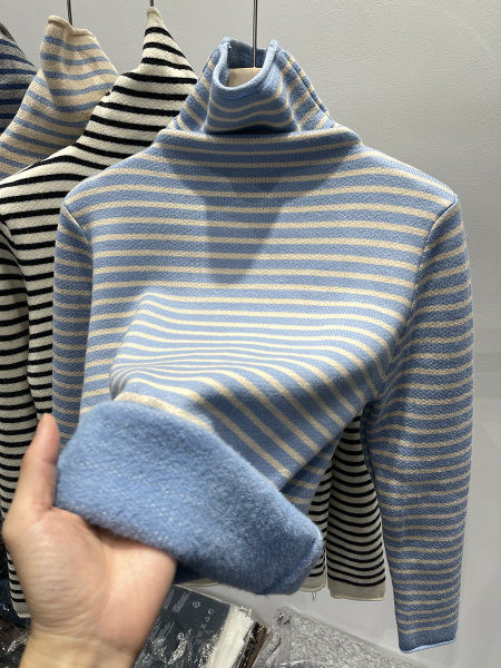 Női meleg csíkos pulóver magas gallérral