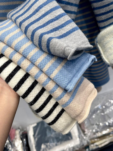 Női meleg csíkos pulóver magas gallérral