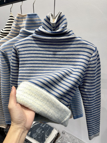 Női meleg csíkos pulóver magas gallérral