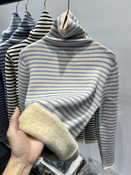Női meleg csíkos pulóver magas gallérral