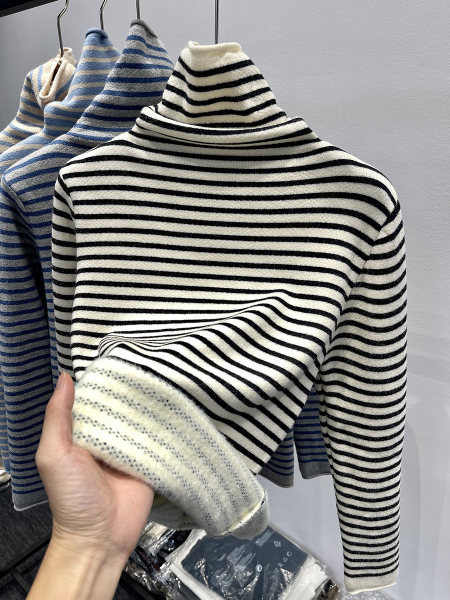 Női meleg csíkos pulóver magas gallérral