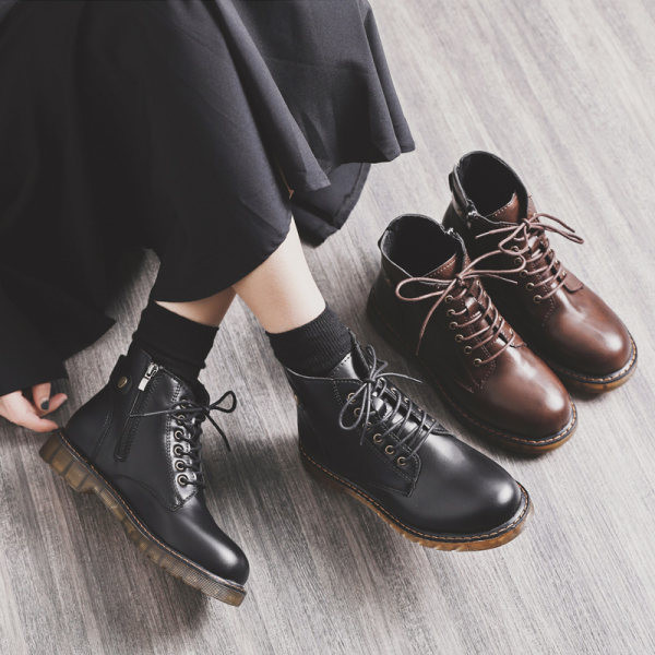 Női bőr alkalmi csizma fűzővel és csattal