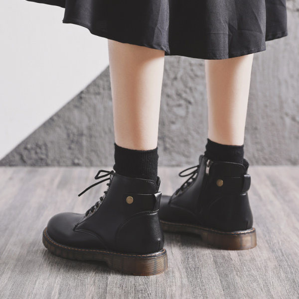 Női bőr alkalmi csizma fűzővel és csattal