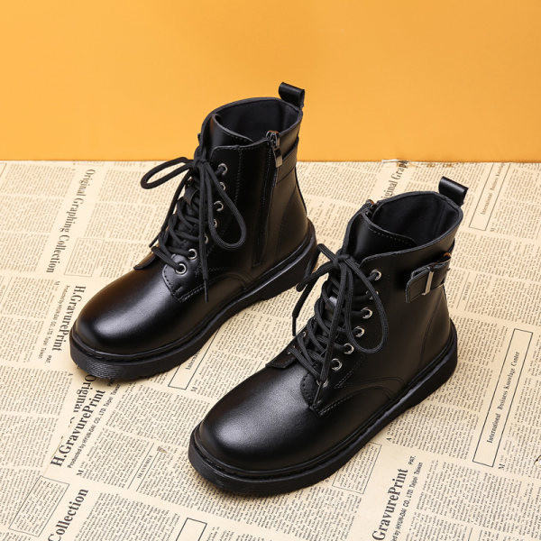 Alkalmi női fekete csizma csattal