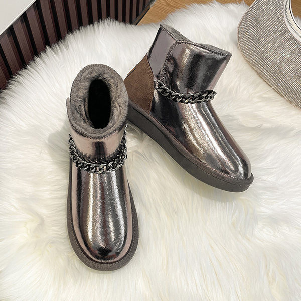 Női csizma két modell fém lánccal és csattal