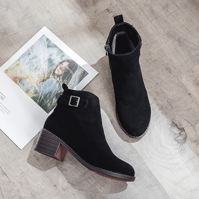 Női csizma 5 cm vastag sarokkal és csattal