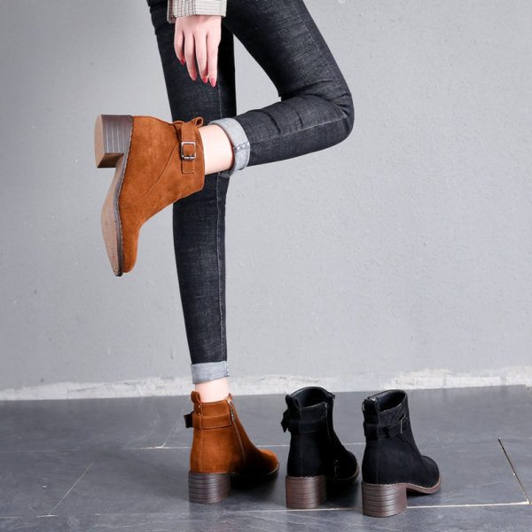 Női csizma 5 cm vastag sarokkal és csattal