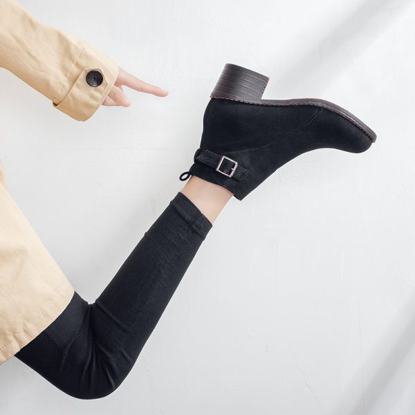 Női csizma 5 cm vastag sarokkal és csattal