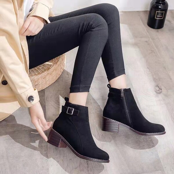 Női csizma 5 cm vastag sarokkal és csattal