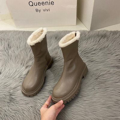 Modern női bőrcsizma bolyhos, lekerekített mintával