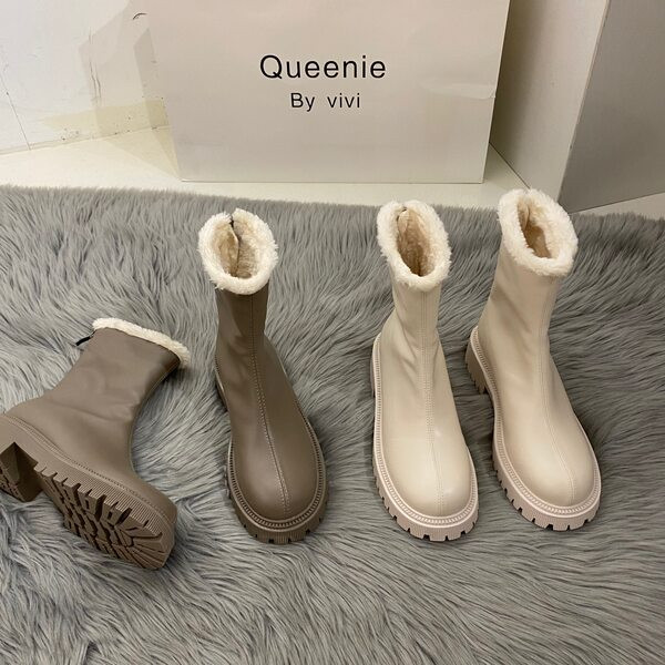 Modern női bőrcsizma bolyhos, lekerekített mintával