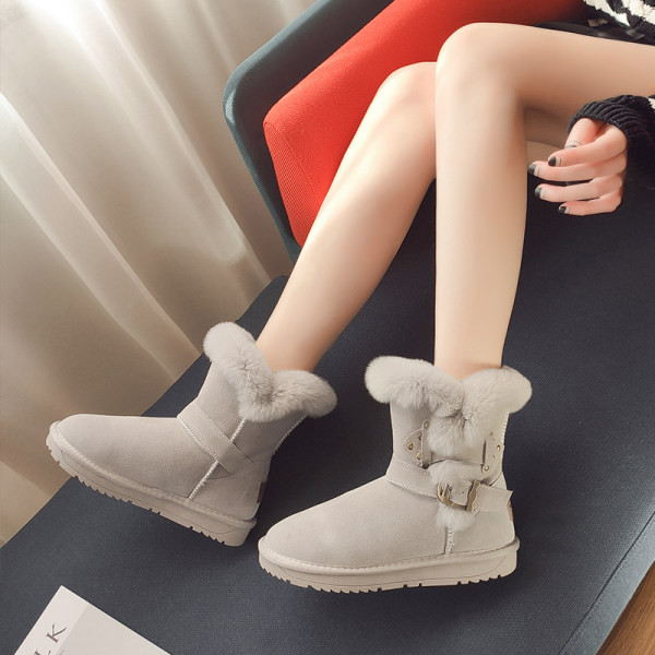 Alkalmi női csizma csattal és pehellyel