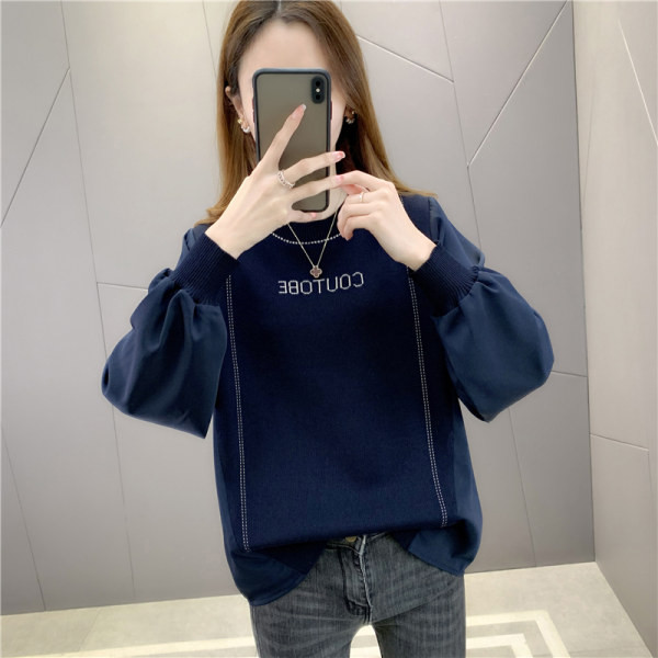 Modern női pulóver ovális nyakkivágással és hímzett felirattal