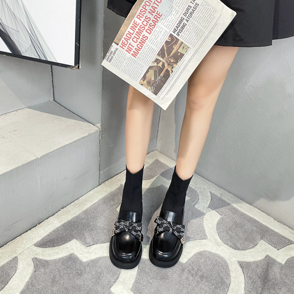 Modern női csizma fekete szalaggal