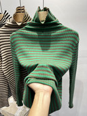 Női csíkos blúz magas pólógallérral