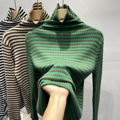 Női csíkos blúz magas pólógallérral