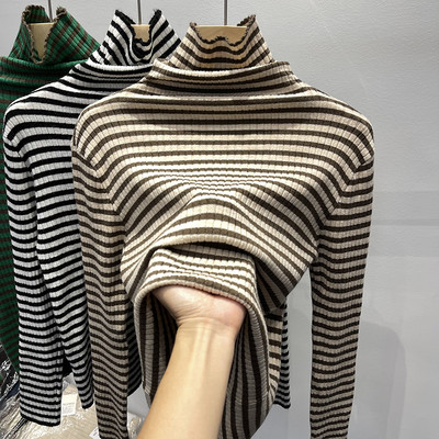 Női csíkos blúz magas pólógallérral