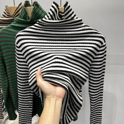 Női csíkos blúz magas pólógallérral