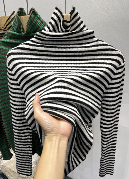 Női csíkos blúz magas pólógallérral