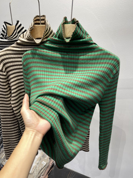 Női csíkos blúz magas pólógallérral