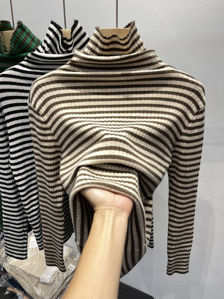 Női csíkos blúz magas pólógallérral