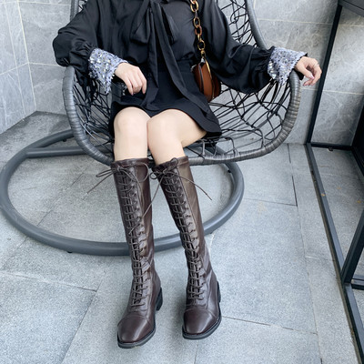 Női térdig érő csizma fűzős - retro stílusú