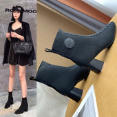 Modern női csizma emblémával és négyzet alakú 5,5 cm-es sarokkal