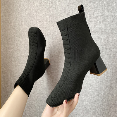 Modern női csizma emblémával és négyzet alakú 5,5 cm-es sarokkal