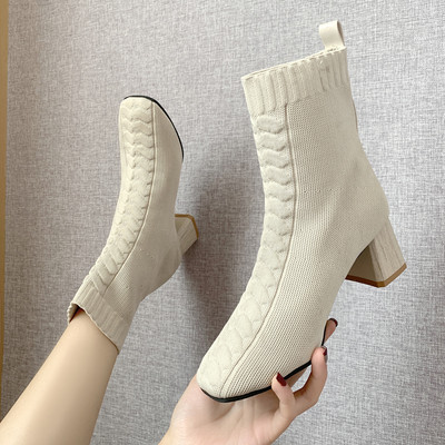 Modern női csizma emblémával és négyzet alakú 5,5 cm-es sarokkal