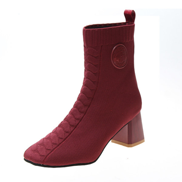 Modern női csizma emblémával és négyzet alakú 5,5 cm-es sarokkal
