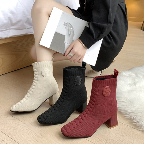 Modern női csizma emblémával és négyzet alakú 5,5 cm-es sarokkal