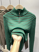 Csíkos női pulóver cipzárral és magas gallérral