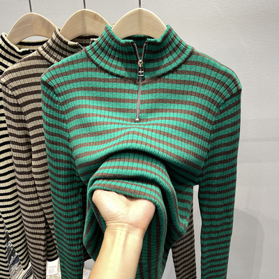 Csíkos női pulóver cipzárral és magas gallérral