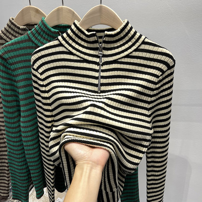 Csíkos női pulóver cipzárral és magas gallérral