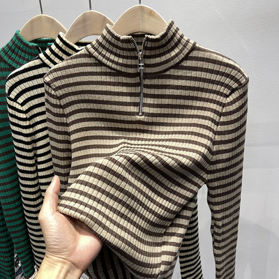 Csíkos női pulóver cipzárral és magas gallérral