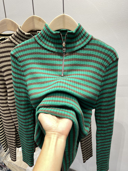 Csíkos női pulóver cipzárral és magas gallérral
