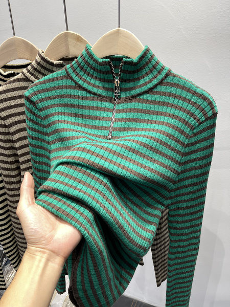 Csíkos női pulóver cipzárral és magas gallérral