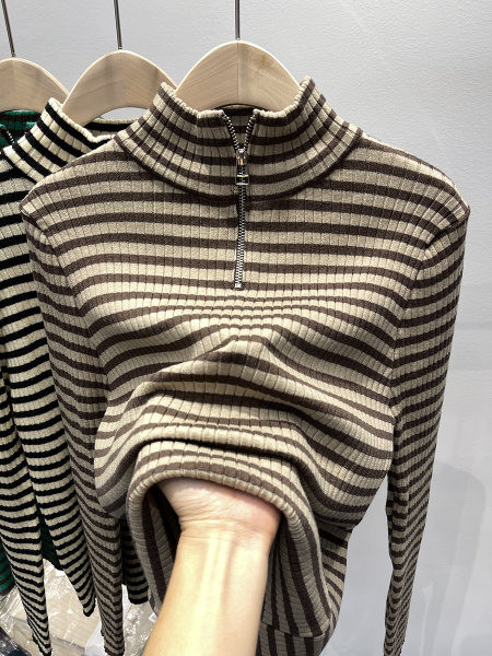 Csíkos női pulóver cipzárral és magas gallérral