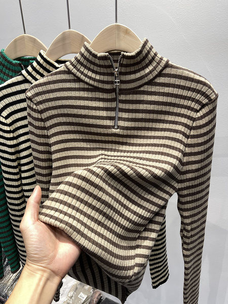 Csíkos női pulóver cipzárral és magas gallérral