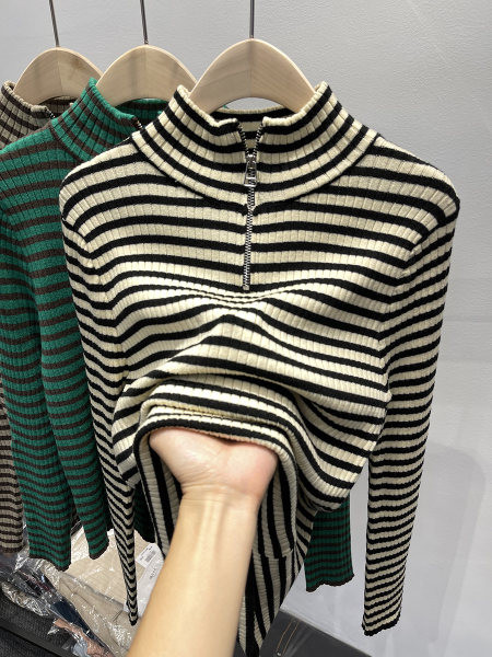 Csíkos női pulóver cipzárral és magas gallérral