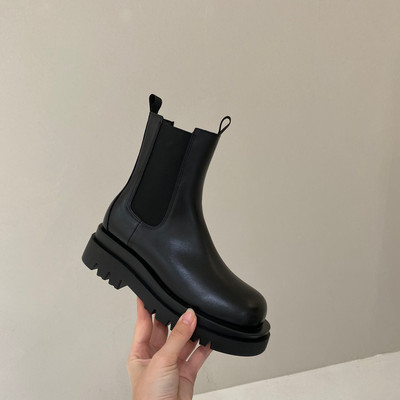 Alkalmi női kerek csizma műbőrből, durva talppal