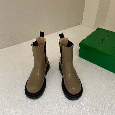 Alkalmi női kerek csizma műbőrből, durva talppal