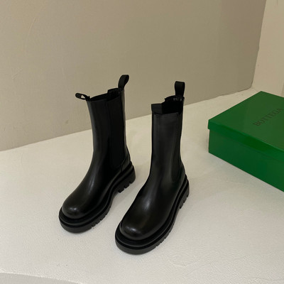 Alkalmi női kerek csizma műbőrből, durva talppal