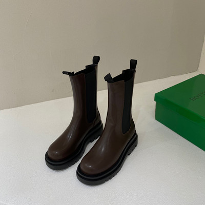 Alkalmi női kerek csizma műbőrből, durva talppal