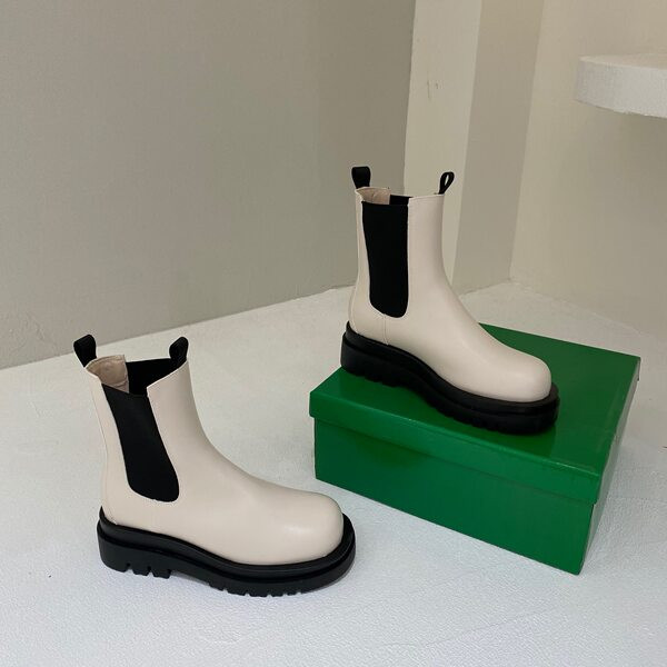 Alkalmi női kerek csizma műbőrből, durva talppal