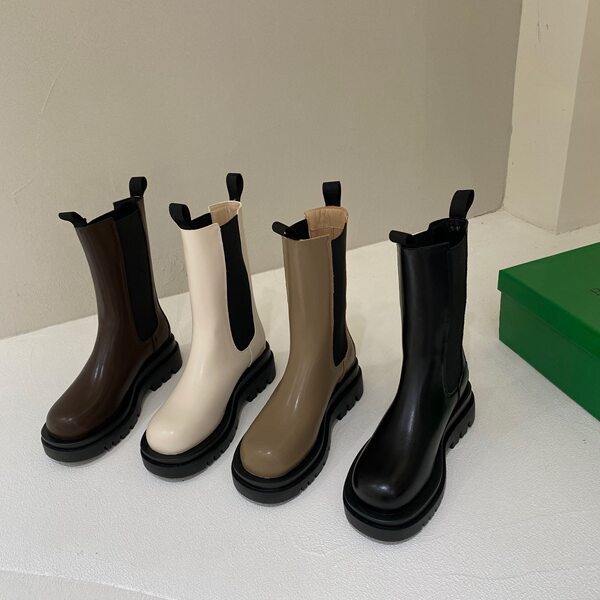 Alkalmi női kerek csizma műbőrből, durva talppal