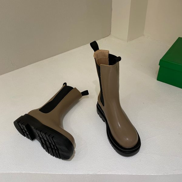 Alkalmi női kerek csizma műbőrből, durva talppal